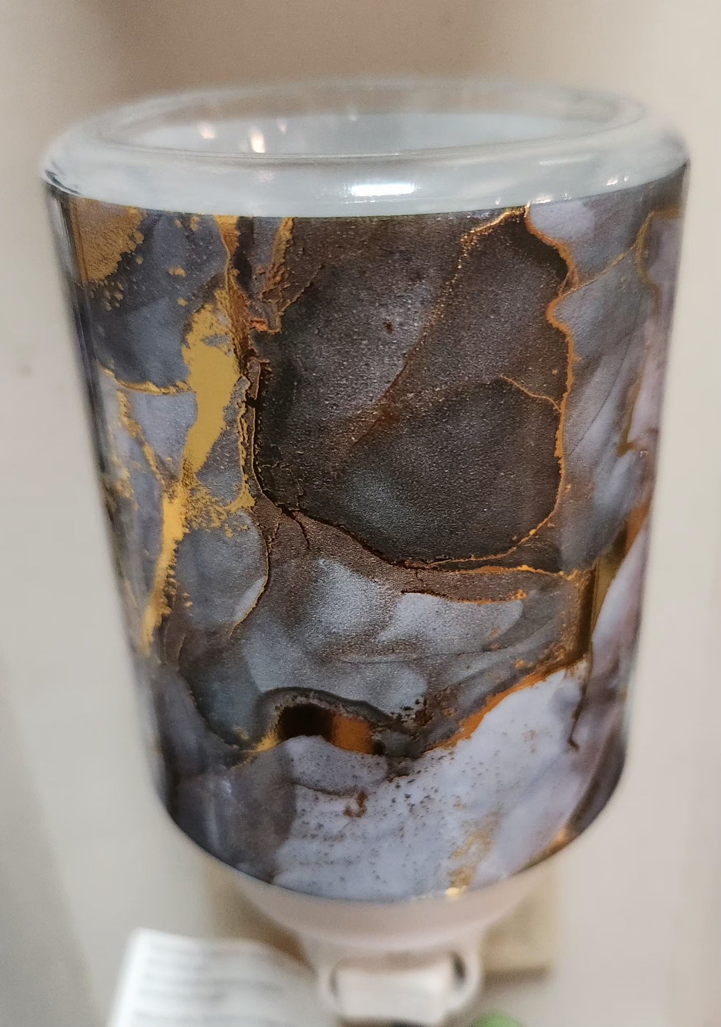 Gold cracked marble