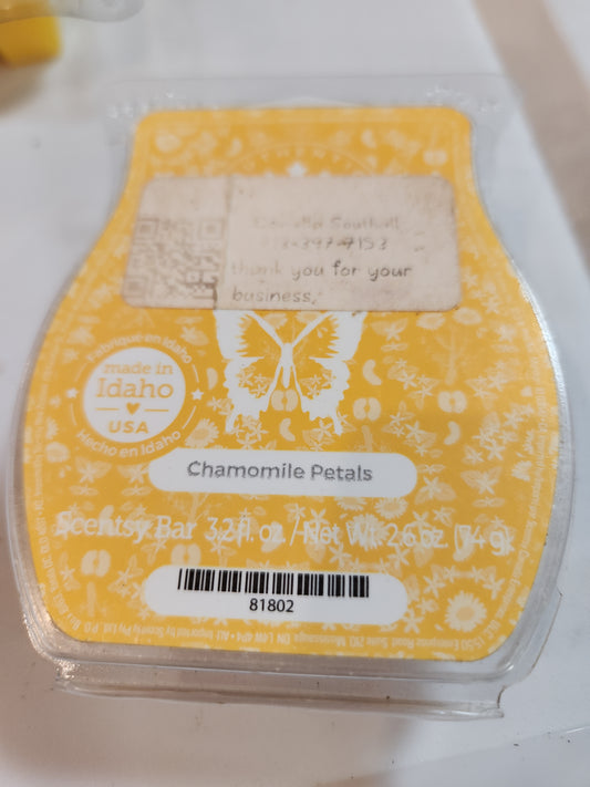 Chamomile, petals.